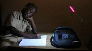 Solarpak, Evariste akoumian, thierry n'doufou, rémy nsabimana, sac cartable solaire, afrique avenir, énergie solaire renouvelable bbc afrique jeunes entrepreneurs côte d'ivoire