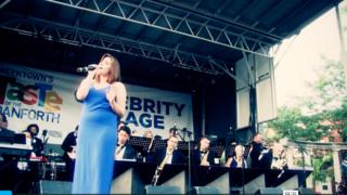 Вікторія Леоне під час виступу і Sheraton Cadwell Orchestras у Торонто