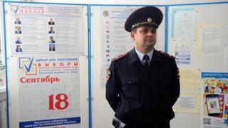 Полицейский на одном из избирательных участков в Ростов-на-Дону во время подготовки к единому дню голосования 18 сентября в РФ