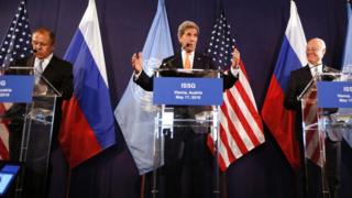Russian Foreign Minister Sergei Lavrov (L), US Secretary of State John Kerry (C) and UN envoy Staffan de Mistura (R) at the International Syria Support Group (ISSG) meeting in Vienna (17 May 2016)