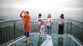 Turistas sobre la plataforma en forma de V