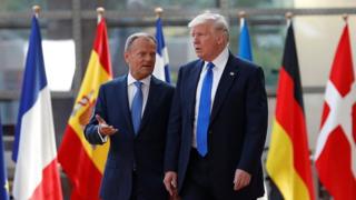 Bwana Tusk wa UE (i bubamfu) ategekanya kwumvisha Bwana Trump ku gufashanya kurusha hagati ya Amerika na UE