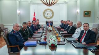 Yaş üyeleri toplantıda poz veriyor