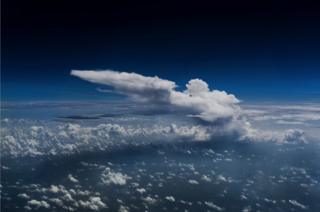 Una nube vista desde la cabina de un avión