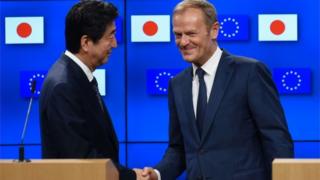 トゥスクEU大統領と握手する日本の安倍晋三首相(6日、ブリュッセル)