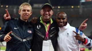 Mo Farah (à gauche), après avoir sa victoire en finale du 10 000 m, avec son entraîneur Alberto Salazar (centre) et l'Américain Galen Rupp (médaillé de bronze).
