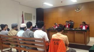 Enam terdakwa terorisme asal Batam mendengarkan vonis hakim di PN Jakarta Timur, (ki-ka) Eka Saputra, Trio Safrido, Tarmizi, Gigih Rahmat Dewa. Hadi Gusti Yanda, dan Leonardo Hutajulu.