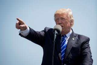 トランプ氏は沿岸警備隊士官学校の卒業式で「歴史上、自分ほどひどく、あるいは不当に扱われた政治家はいない」と発言(17日、コネチカット州)