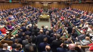 英国下议院批准首相6月8日提前大选决定