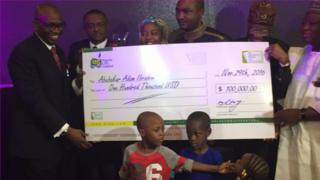 Abubakar Adamu tare da mai dakinshi da ministan yada labarai na Najeriya, Lai Muhammad da shugabannin kamfanin NNPC
