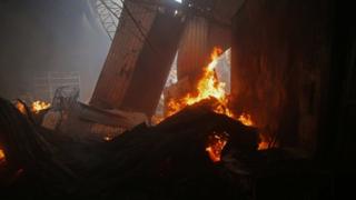 El fuego consume una de las tiendas del Mercado Oriental.