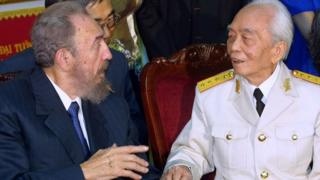 Fidel Castro và Đại tướng Võ Nguyên Giáp năm 2003 ở Hà Nội