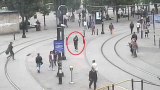 Sawirro cusub oo ay booliisku sii daayeen ayaa muujinaya sawirrada Abedi oo ah ninkii qaraxa gaystay oo dhexmaraya magaalada Manchester, kuwaas oo laga helay kaameerooyinka ammaanka ee CCTV