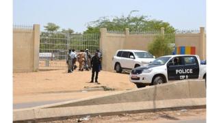 Des policiers tchadiens devant un commissariat à N'Djamena