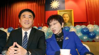 國民黨主席洪秀柱(右)與國民黨副主席郝龍斌(左)受邀