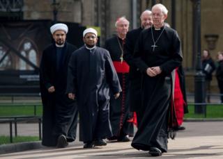Faith leaders Archbishop of Canterbury Justin Welby (R), Chief Rabbi Ephraim Mirvis (2R), chief Imam from the London Central Mosque Sheikh Ezzat Khalifa (2L), Islamic scholar Sheikh Mohammed Al-Hilli (L) and Archbishop of Westminster Cardinal Vincent Nichols (C) arrive for a service outside Westminster Abbey