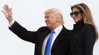 メラニア夫人と共にワシントンに到着したトランプ氏(19日)