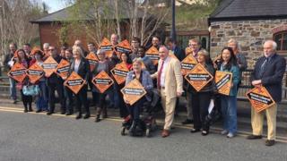 Mark Williams ac aelodau gweithgar y Democratiaid Rhyddfrydol