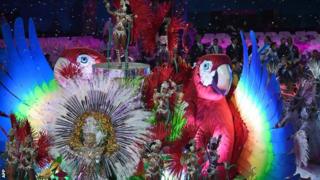 リオ五輪閉会式で踊るサンバ・ダンサーたち