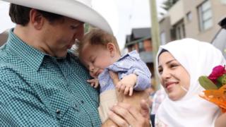 رئيس الوزراء الكندي جاستين ترودو احتضن الرضيع الذي يبلغ من العمر شهرين