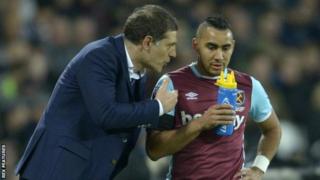 Dimitri Payet qui écoute son entraineur à West Ham