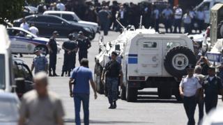 Полиция у захваченного участка