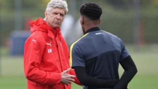 Arsene Wenger na magana da daya daga cikin 'yan wasansa