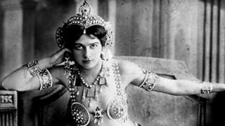 Retrato de Mata Hari del estudio de fotografía Reutlinger en París
