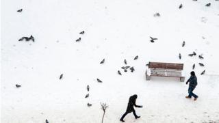 Calles tapadas por la nieve en Pristina, Kosovo.