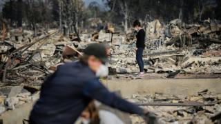 Depuis une semaine et le départ de ces feux, quelque 864 kilomètres carrés de zones résidentielles, de forêts et de structures diverses ont été ravagés par les flammes dans la région de la vallée de Napa, connue à travers le monde pour ses vignobles.