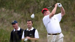 Tỷ phú Trump ở sân golf Balmedie, Scotland.