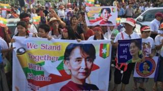 মিয়ানমারে প্রায়ই অং সান সু চি'র পক্ষে সমাবেশ অনুষ্ঠিত হয়