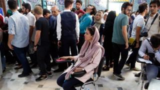 مجموعة من المصوتين في لجنة اقتراع