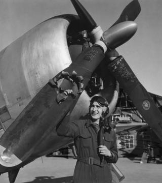 In pictures: American airmen in England during World War Two - BBC News