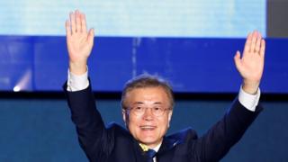 El presidente electo de Corea del Sur, Moon Jae-in, celebra en la Plaza Gwanghwamun en Seúl, Corea del Sur, el 9 de mayo de 2017.