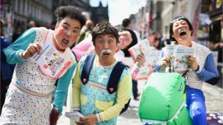 Fringe performers drumming up sales