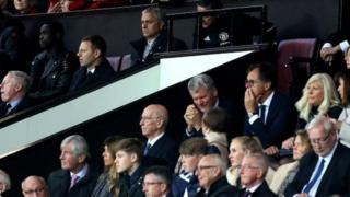 Mourinho baada ya kuondolewa katika eneo analokaa na kuelekezwa katika eneo la mashabiki