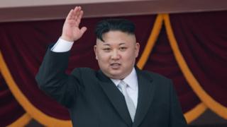 金正恩在平壤人民大学习堂露台上向参与阅兵式的党政干部和群众挥手(15/4/2017)
