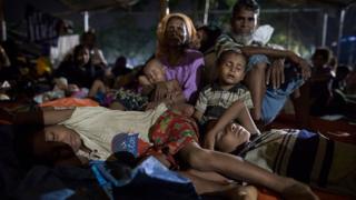 Les autorités Bangladaises et les ONG se disent déborder par l'arrivée massive des réfugiés rohingyas au Bangladesh