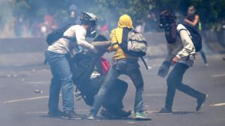 Manifestantes con máscaras de gas