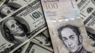 100 bolívares y dólares
