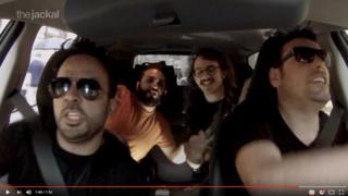 Los italianos de The Jackal con Luis Fonsi cantando en el auto.