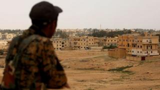 Un soldado monitorea la ciudad de Tabqa.
