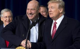 ギャリー・コーン国家経済会議議長(手前左)とドナルド・トランプ米大統領(1月6日)