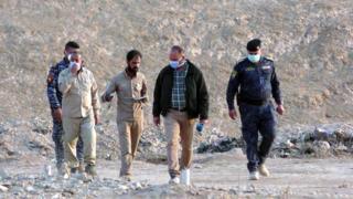 Iraqi officers and forensic personnel at site of mass grave (08/11/16)