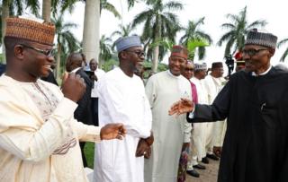 Gwamnonin jihohin Najeriya sun tarbi shugaban kasar Muhammadu Buhari a babban filin jirgin saman kasar da ke Abuja, ranar 19 ga watan Agusata, 2017