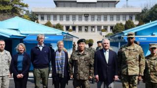 Rex Tillerson (uwa gatatu i buryo) yabonanye n'umukuru w'igihugu mfatakibanza wa Korea yepfo