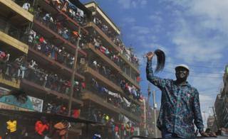 Hoggaamiyaha mucaaradka Kenya Railla Odinga ayaa kasoo muuqday xaafadda Mathare ee Nairobi si uu ula hadlo taageerayaashiisa, Odinga waxa uu diiday in uu aqbalo natiijada doorashadii dhacday.