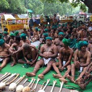 சங்கிலியால் பிணைத்துக் கொண்டு போராட்டம்