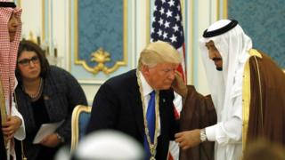 Трампу вручают медаль